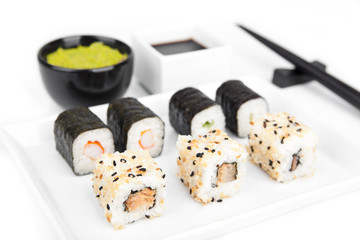 Verschiedene Sushi Arten auf einem Teller