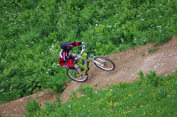 Naklejka premium vtt de descente - piste de saint pierre de chartreuse