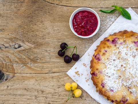 Rusberry cheesecake on a wooden desk