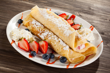Pancakes with cream and strawberries