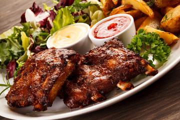 Tasty grilled ribs with vegetables