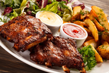 Tasty grilled ribs with vegetables