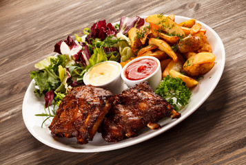 Tasty grilled ribs with vegetables