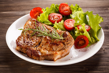 Grilled steak and vegetable salad