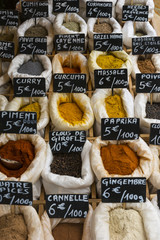 Etalage d'épices diverses sur le marché