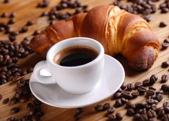 tazza di caffè espresso con brioche