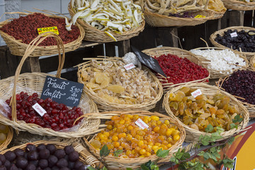 Etalage de fruits sec et déshydratés sur le marché