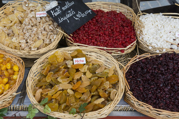 Etalage de fruits sec et déshydratés sur le marché