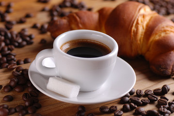 tazza di caffè espresso con brioche