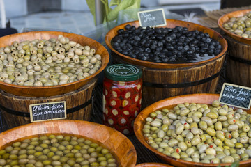 Olives sur l'étage du marchand d'épices au marché