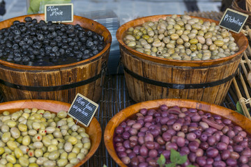 Olives sur l'étage du marchand d'épices au marché