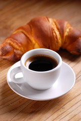 tazza di caffè espresso con brioche