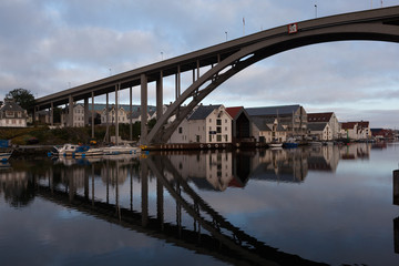 Fototapeta na wymiar Отражение моста. Хаугесунд. Норвегия.