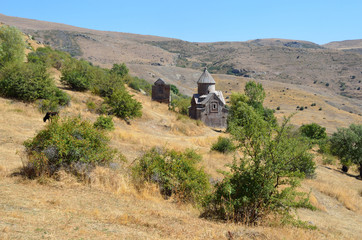Пейзажи Армении.  древний монастырь Тсахацкар
