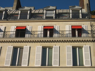 Obraz premium Façade d'immeuble parisien