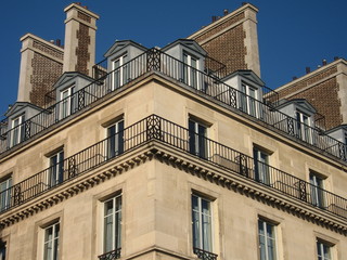 Fototapeta na wymiar Immeuble d'architecture typique de Paris