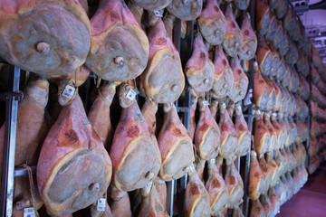 prosciutti di parma langhirano stagionatura in celle temperate