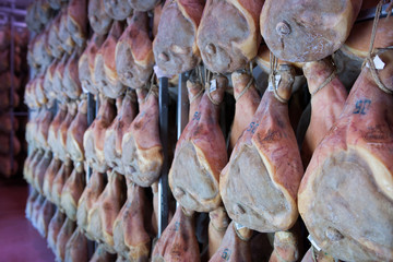 prosciutti di parma langhirano stagionatura in celle temperate
