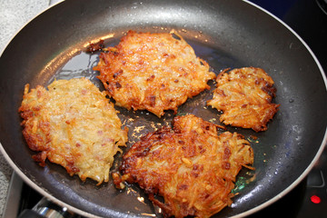 Erdäpfelpuffer in der Pfanne