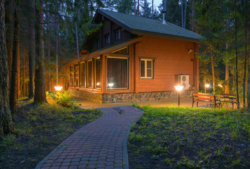 Maison en bois illuminée la nuit