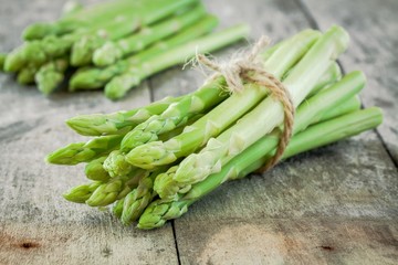 bundle of of ripe organic asparagus - obrazy, fototapety, plakaty