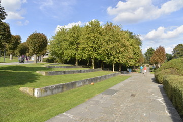 Fototapeta na wymiar Murets en gradins au parc George Henry à Bruxelles