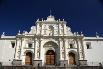 Fototapeta na wymiar Cathedrale à Antigua, Guatemala