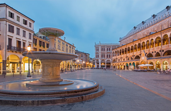 Fototapeta Padua - Piazza delle Erbe in evening dusk and Palazzo Ragione.