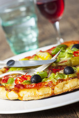 Closeup einer Pizza mit Wein