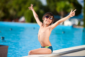 Мальчик в бассейне