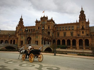 Naklejka premium Kutsche vorPalacio Central I auf Plaza de España in Sevilla