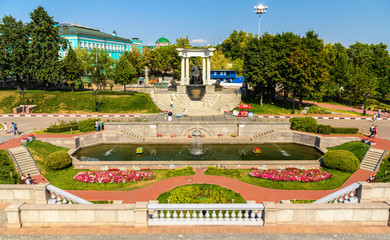 Garden near the Cathedral of Christ the Saviour in Moscow - obrazy, fototapety, plakaty