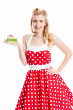 Blonde Frau hält ein Stück Torte