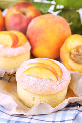 Obraz na płótnie Canvas Tasty mini cakes with fresh peach, on table