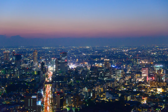 Tokyo in the twilight, direction to Shibuya, Shinjuku © Scirocco340