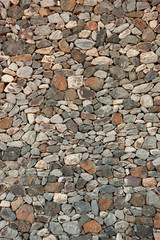 Kanarische Natursteinmauer mit verschiedenfarbigen Steinen