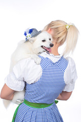 Wiesn Spitz schaut über Schulter