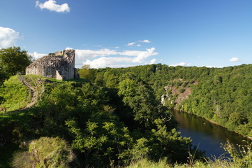 Château de Crozant face aux gorges de la Creuse