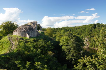 Fototapeta na wymiar Château de Crozant face aux gorges de la Creuse