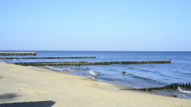 Buhnen am Ostseestrand in Polen