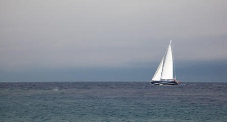 Obraz premium Barca a vela in mare burrascoso