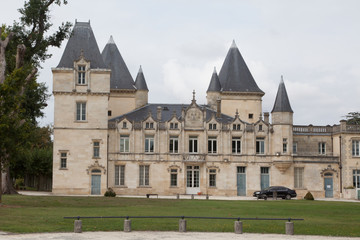 Fototapeta na wymiar Prestige et tradition un château classique en France