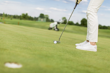 Obraz premium Young woman playing golf
