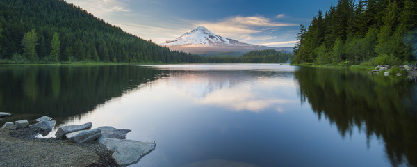 Volcano mountain Mt. Hood, in Oregon, USA. - obrazy, fototapety, plakaty