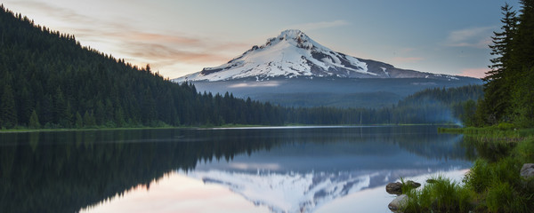 Volcano mountain Mt. Hood, in Oregon, USA. - obrazy, fototapety, plakaty