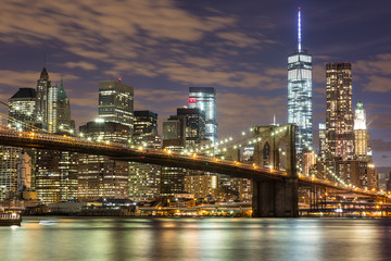 Fototapeta premium Brooklyn Bridge i Downtown Skyscrapers w Nowym Jorku o zmierzchu