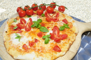 Pizza con pomodorini