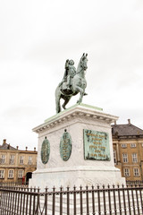 Fototapeta na wymiar Statue am Schloss Amalienborg in Kopenhagen