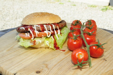 Panino con hamburger con salse e verdure