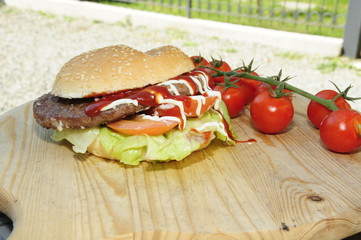 Panino hamburger su tagliere